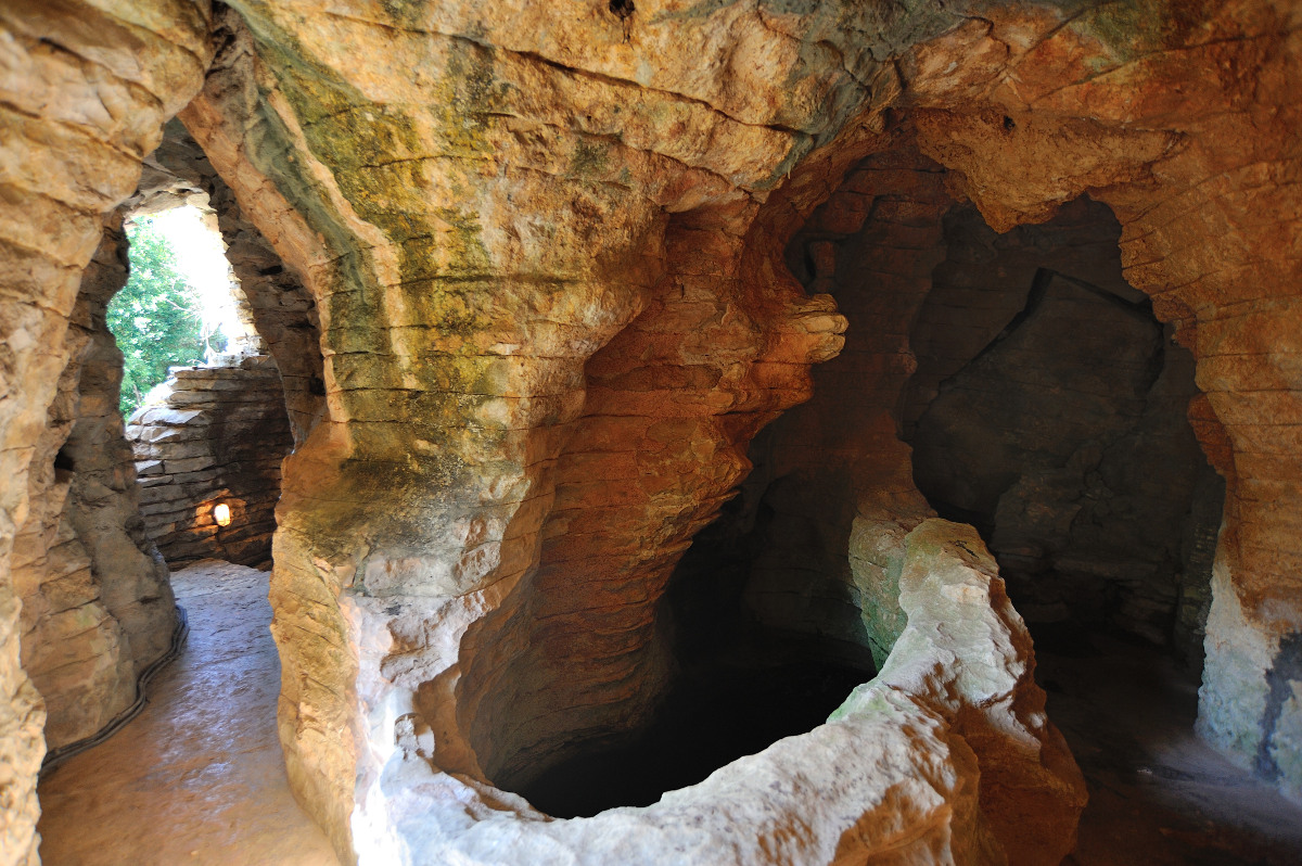 Grottoes, natural grottoes, artificial grottoes, Italian romantic park