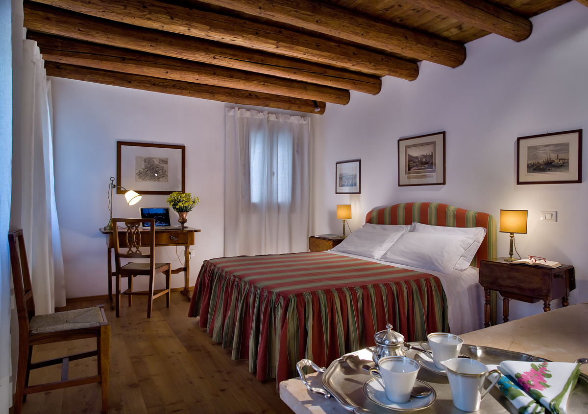 italian holiday villa last minute