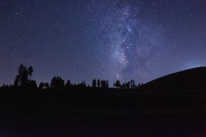 starry-nigh-sky-shows-off-galaxy (1)